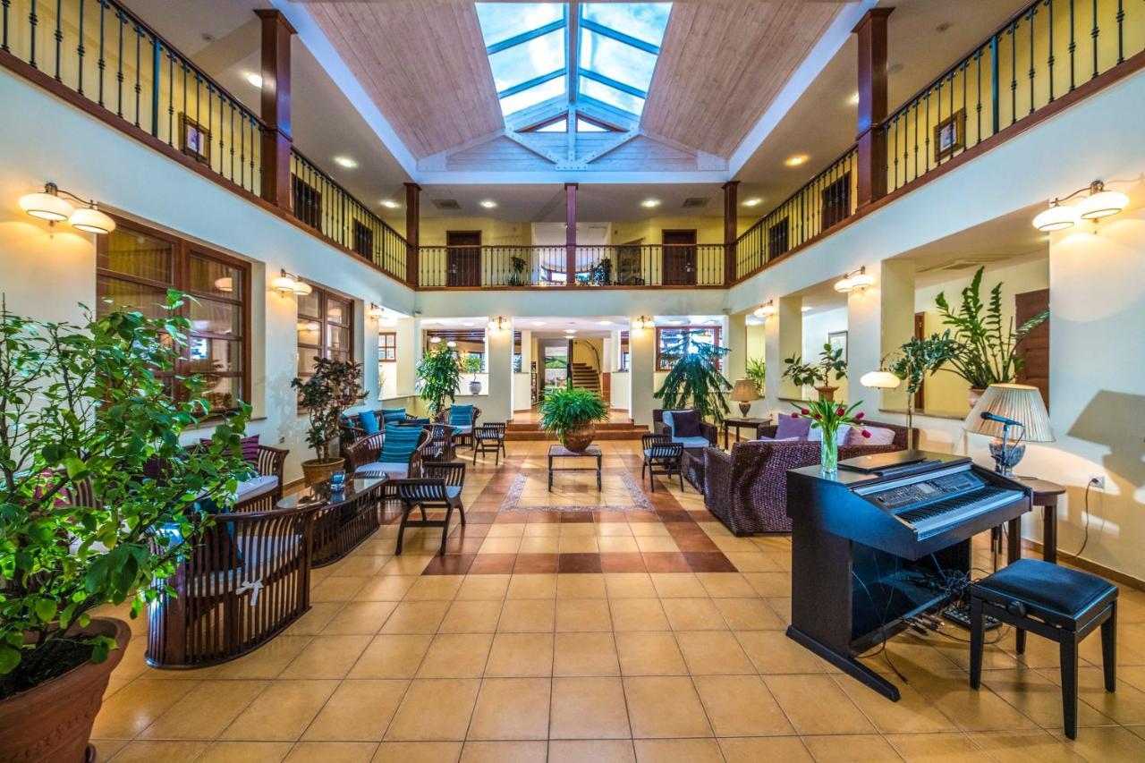 Hotel Forest Hills Zirc Bagian luar foto