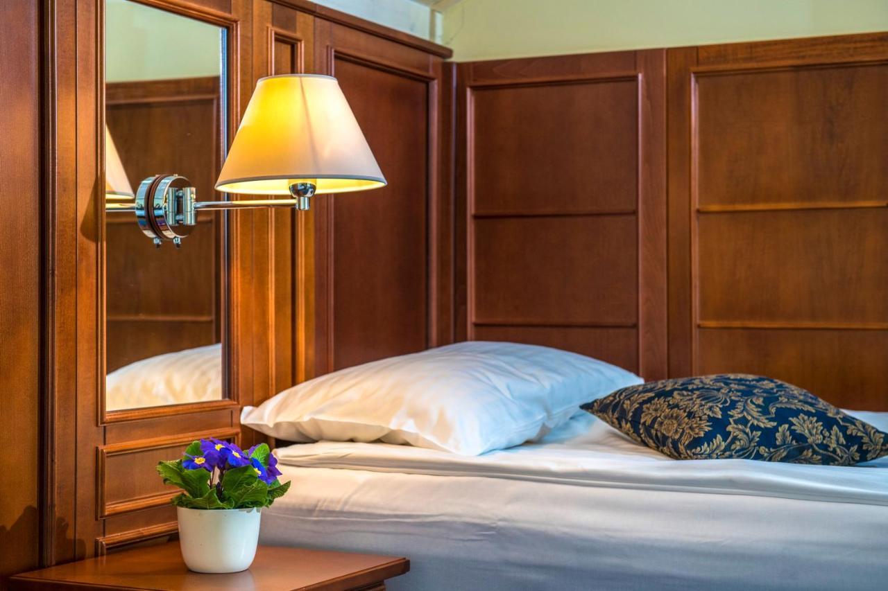 Hotel Forest Hills Zirc Bagian luar foto
