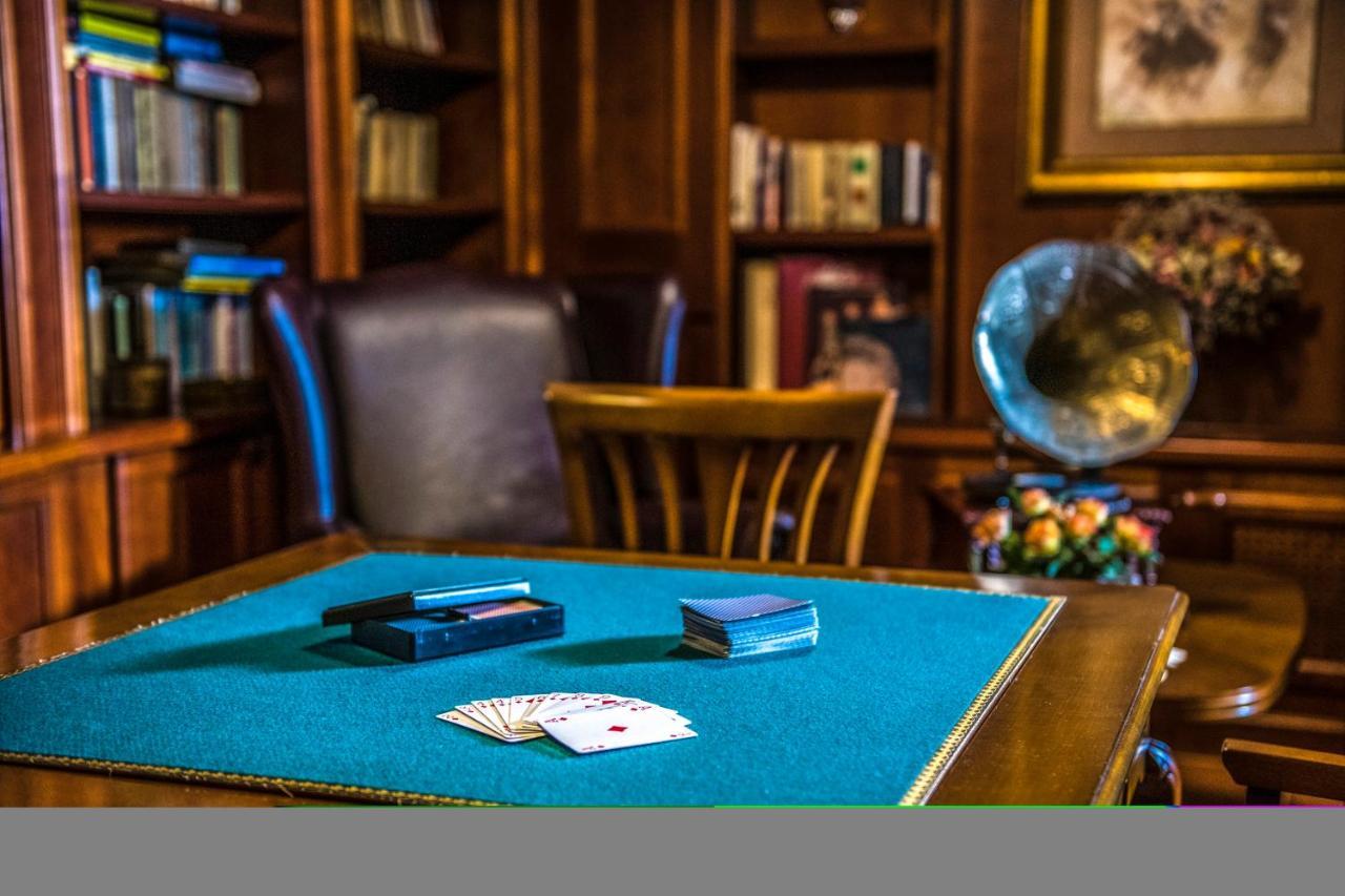 Hotel Forest Hills Zirc Bagian luar foto