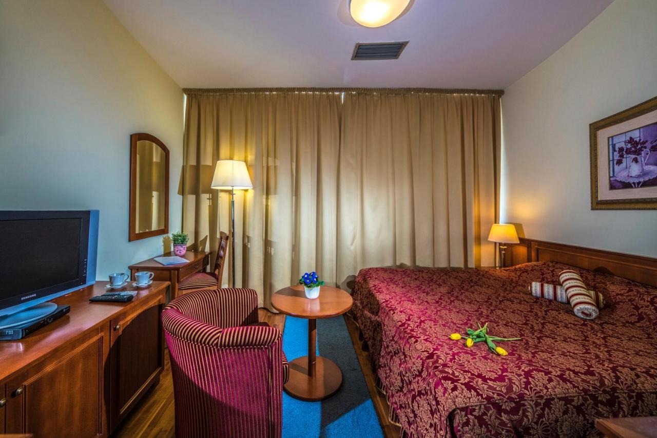 Hotel Forest Hills Zirc Bagian luar foto