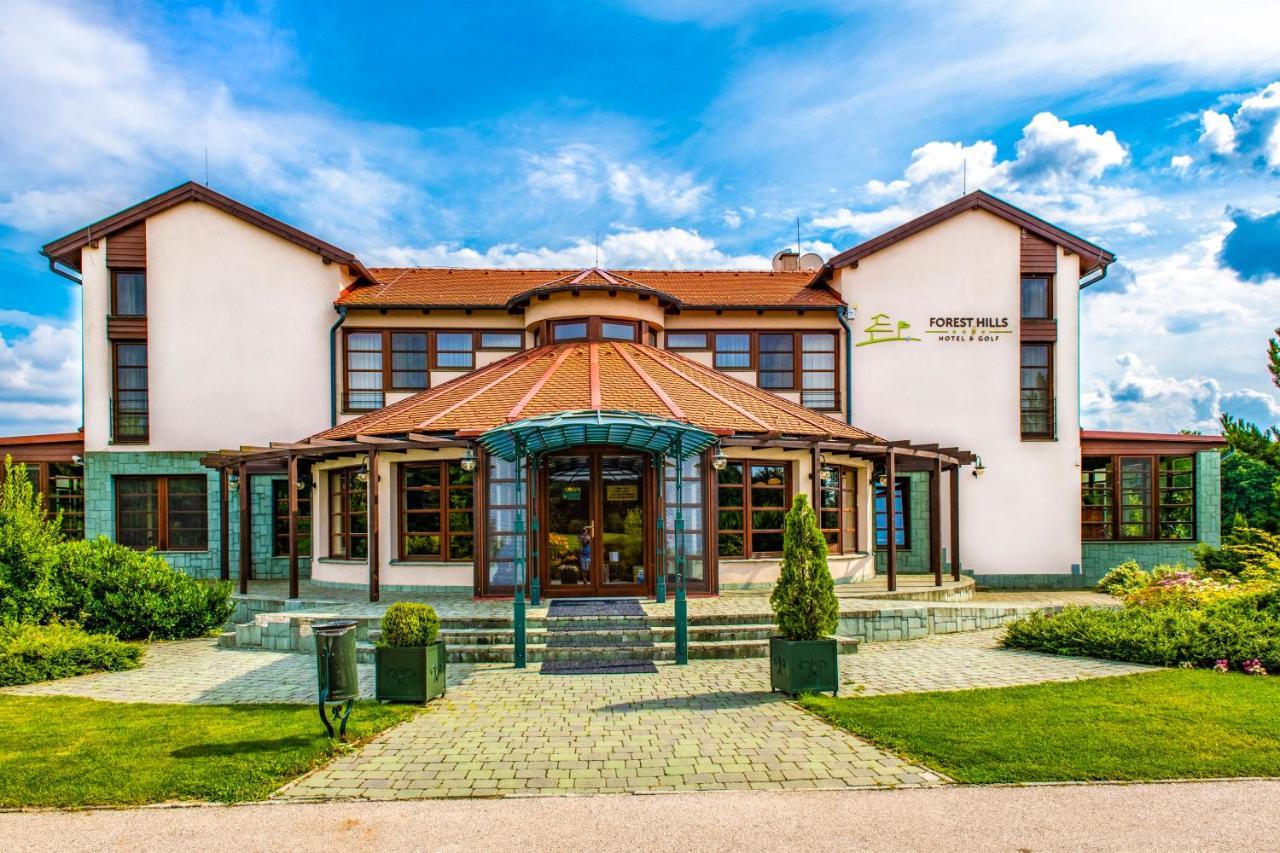 Hotel Forest Hills Zirc Bagian luar foto