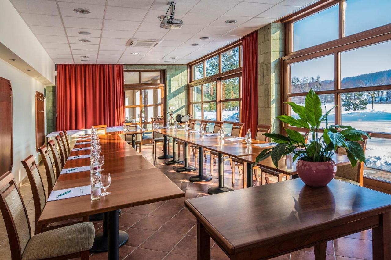 Hotel Forest Hills Zirc Bagian luar foto