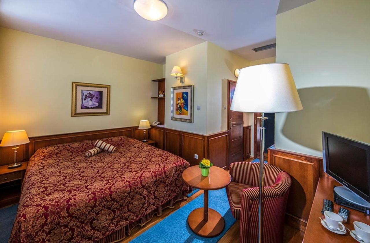Hotel Forest Hills Zirc Bagian luar foto