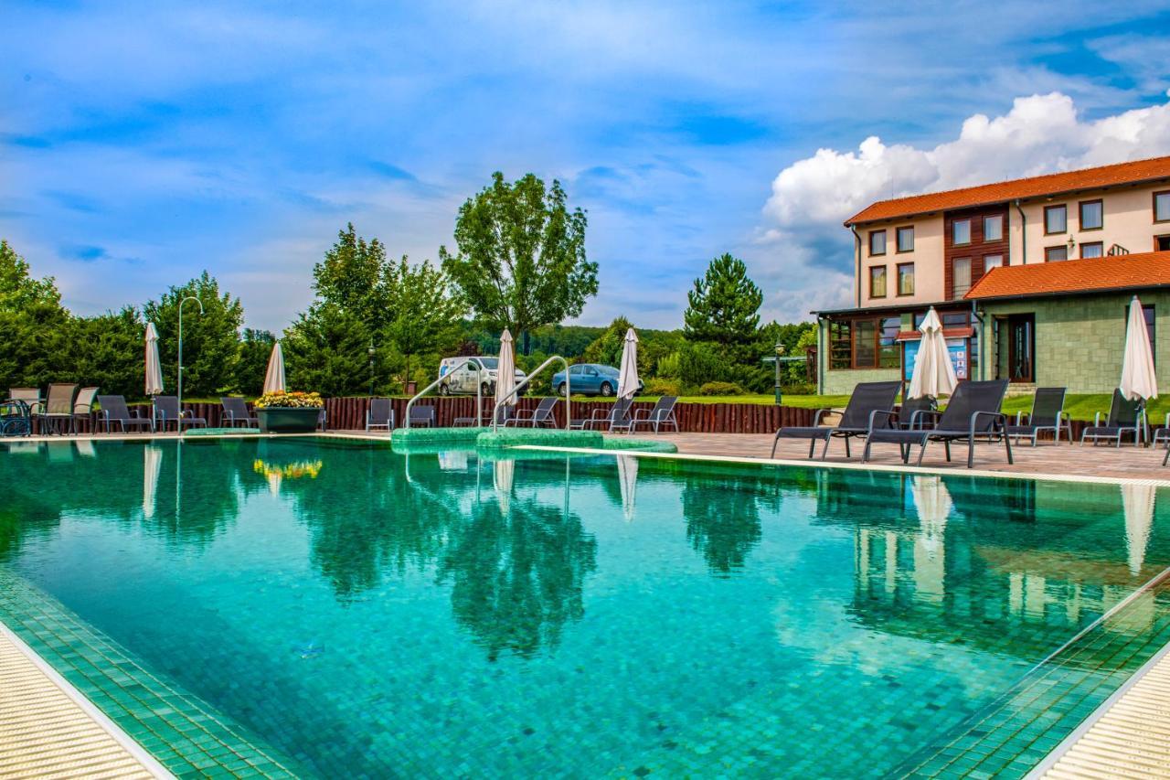 Hotel Forest Hills Zirc Bagian luar foto