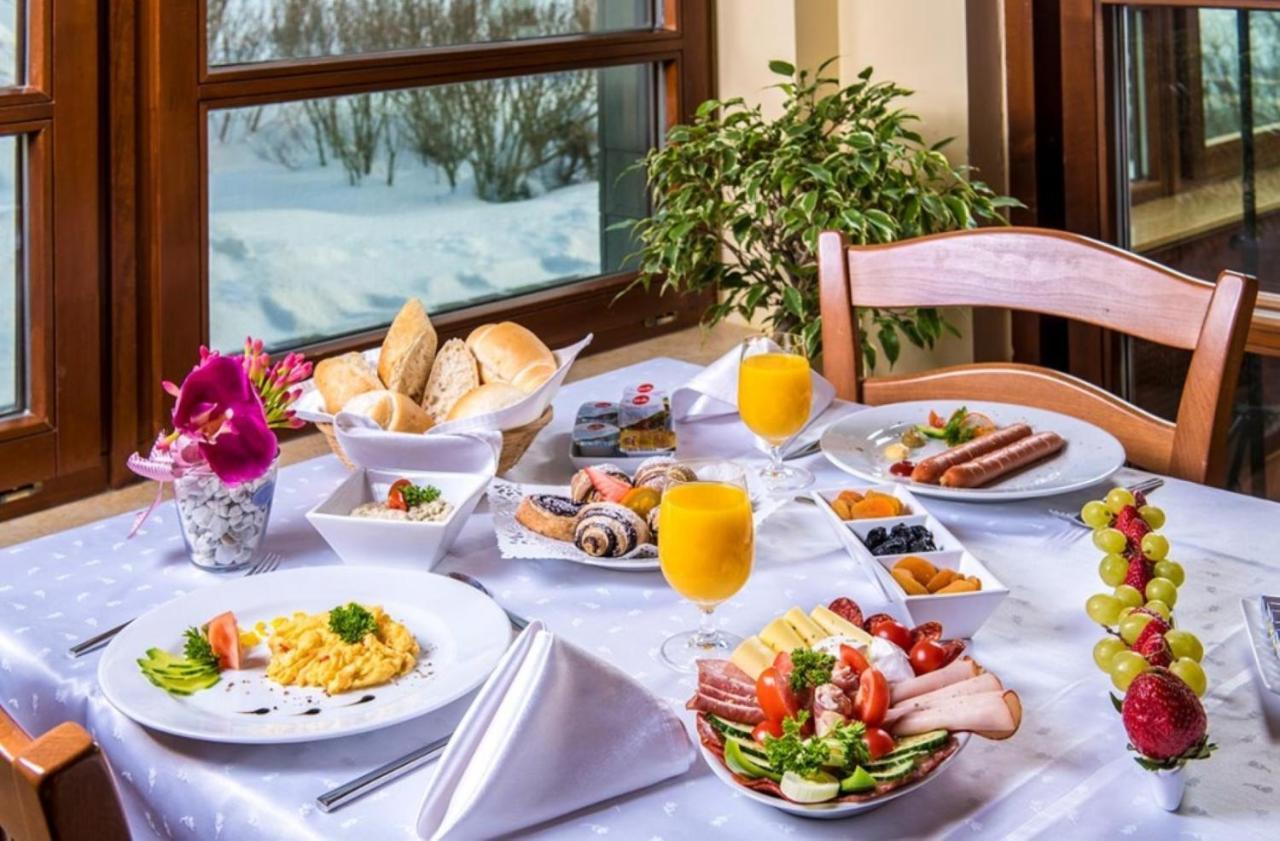 Hotel Forest Hills Zirc Bagian luar foto