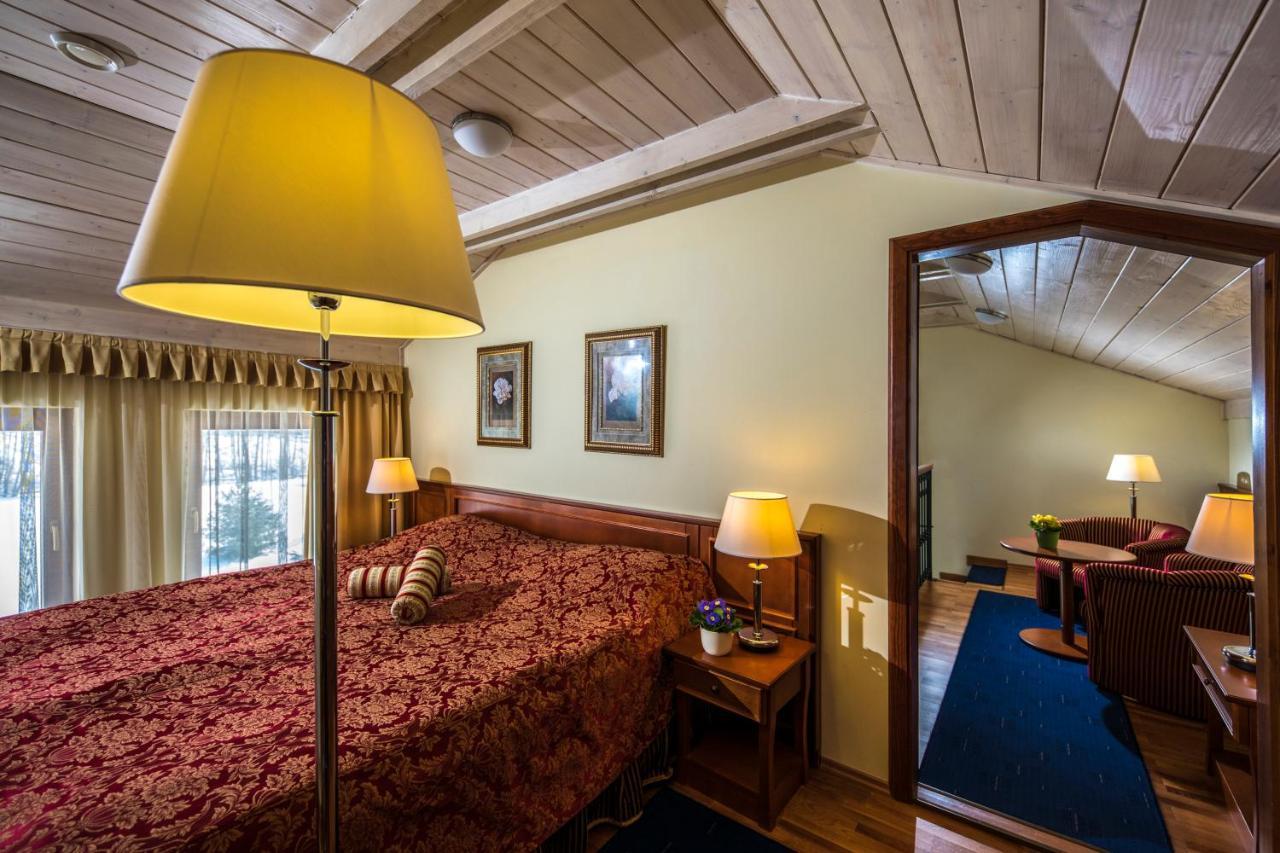 Hotel Forest Hills Zirc Bagian luar foto