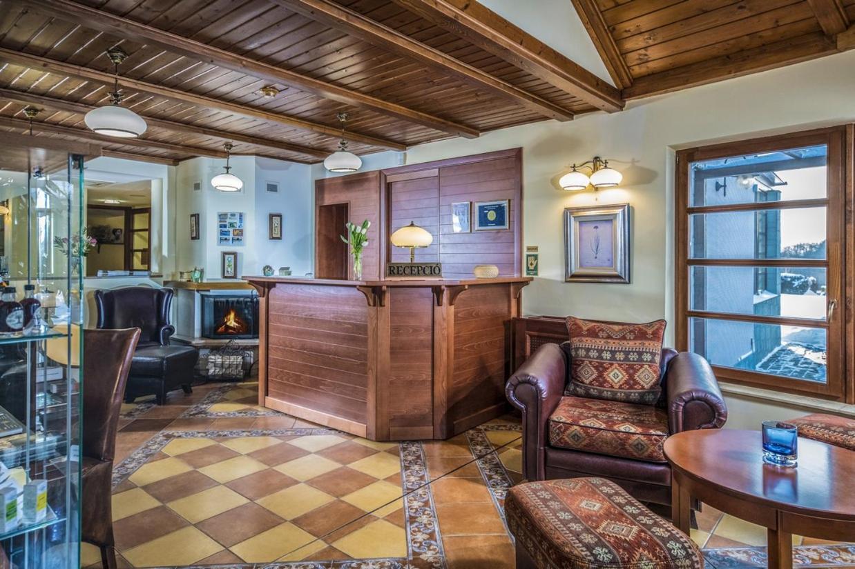 Hotel Forest Hills Zirc Bagian luar foto