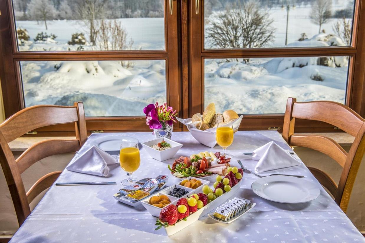 Hotel Forest Hills Zirc Bagian luar foto