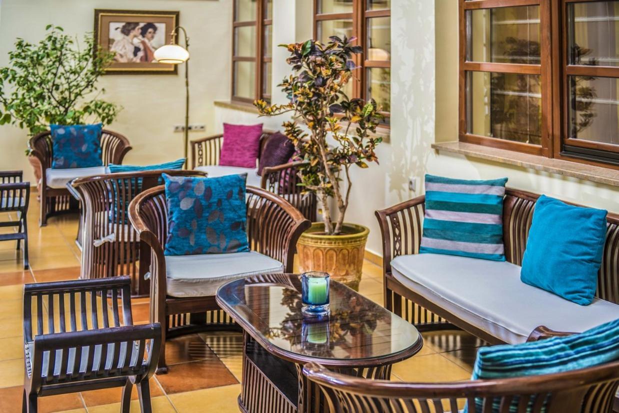 Hotel Forest Hills Zirc Bagian luar foto