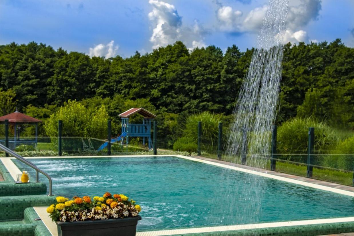Hotel Forest Hills Zirc Bagian luar foto