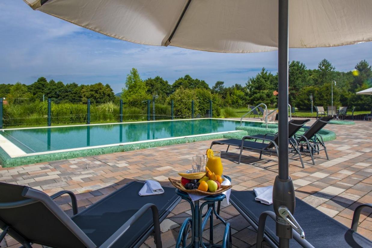 Hotel Forest Hills Zirc Bagian luar foto