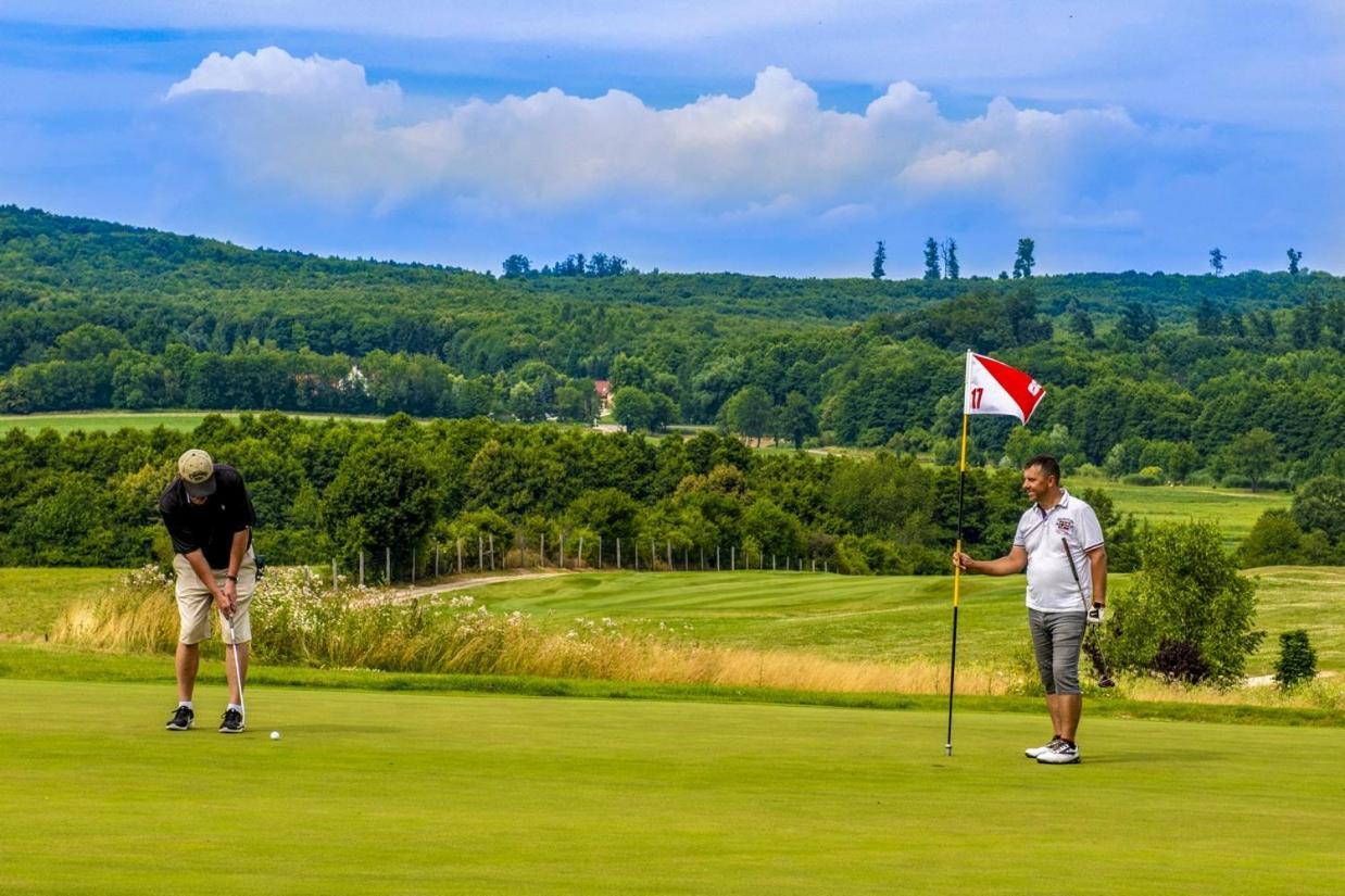 Hotel Forest Hills Zirc Bagian luar foto